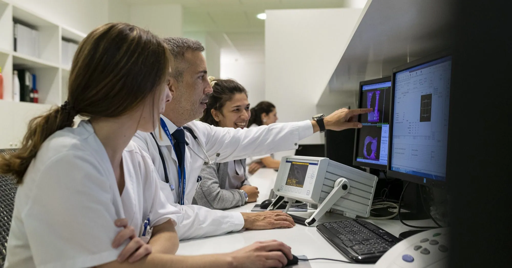 Conexión PACS entre hospitales – médicos compartiendo estudios radiológicos