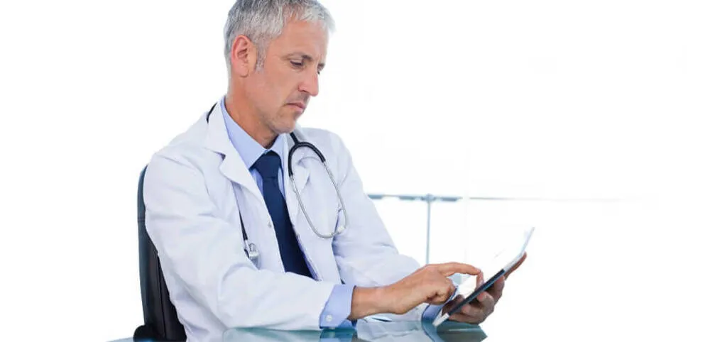 Profesional sanitario observando una tablet